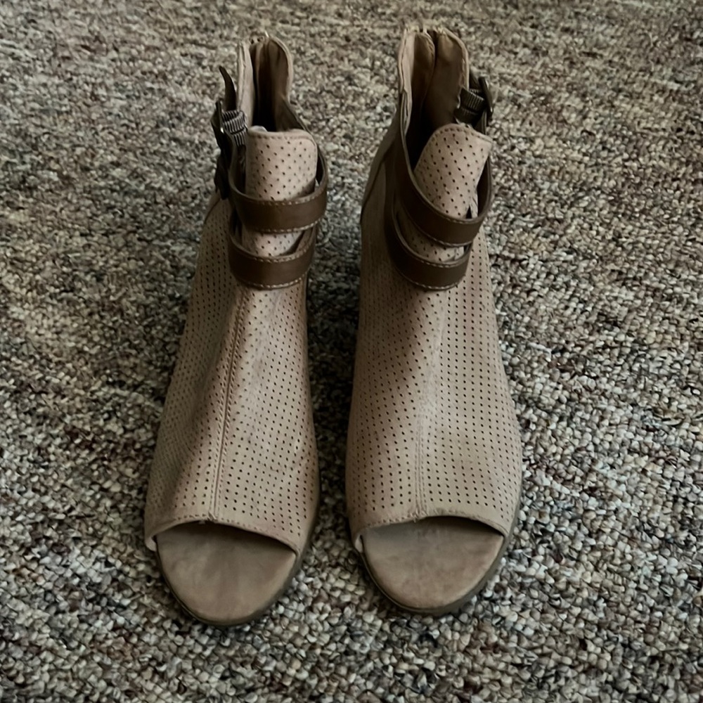 Brand new cute and comfortable heels
